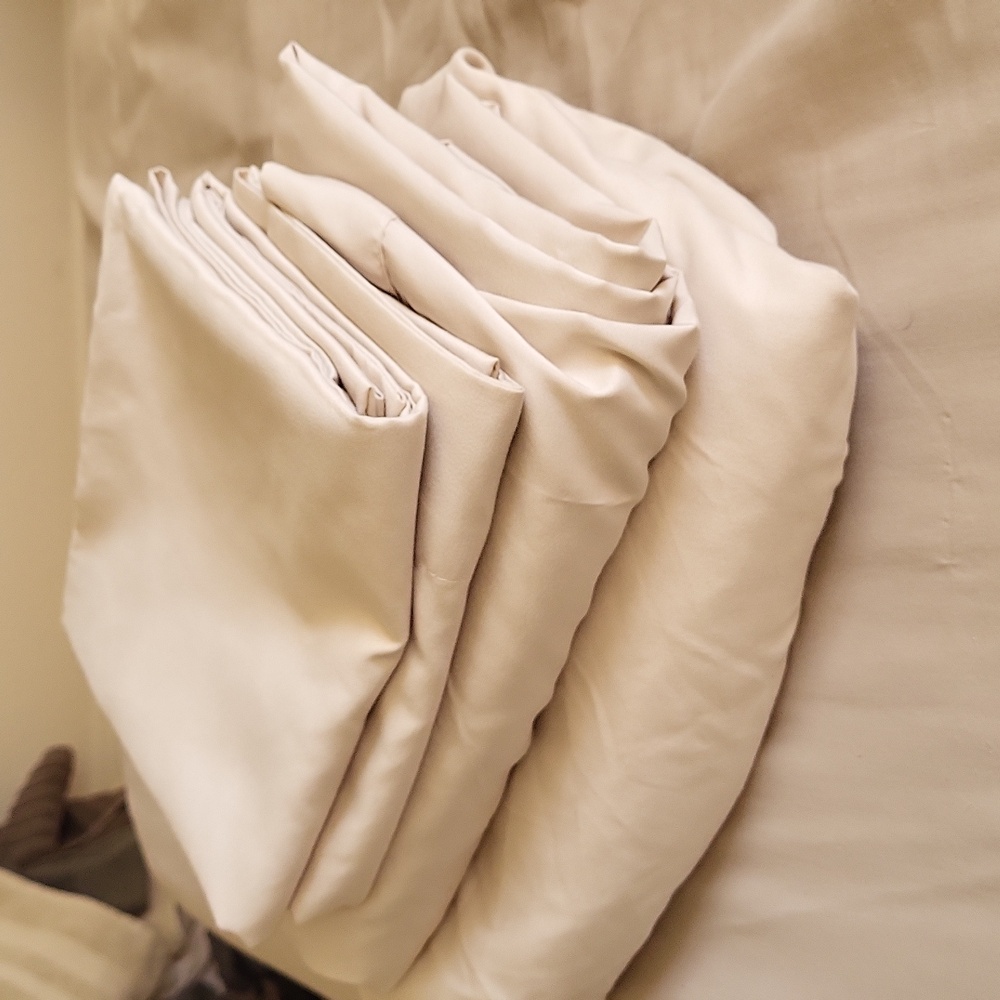 Creamy Full Sized Bed Sheet Set 2 Pullow Cases Fitted Sheet & Sheet Polyester